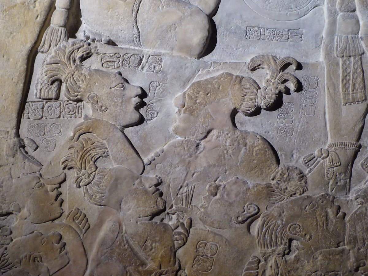 Detalle de estela en piedra caliza en el Museo de Arte Maya, Arqueología y Etnografía de Guatemala
