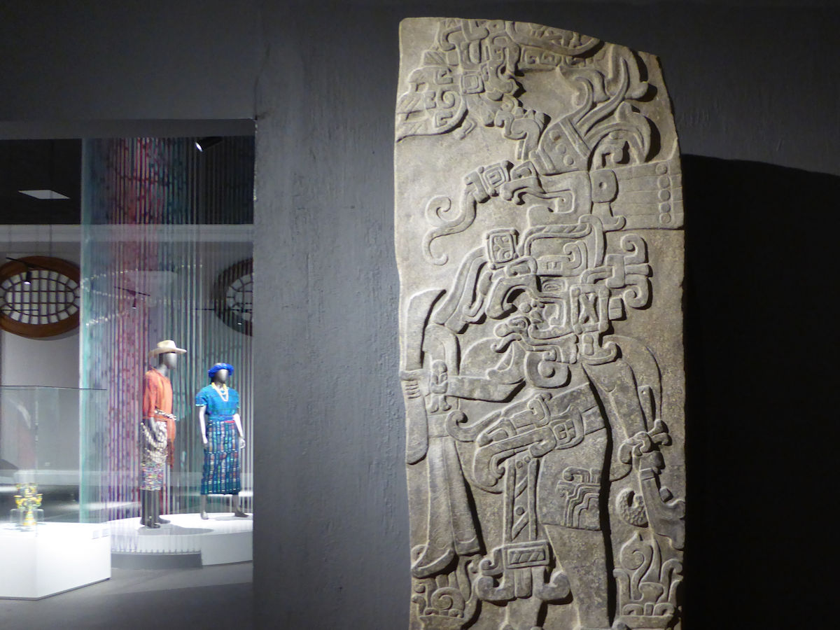 Estela en piedra caliza en el Museo de Arte Maya, Arqueología y Etnografía de Guatemala