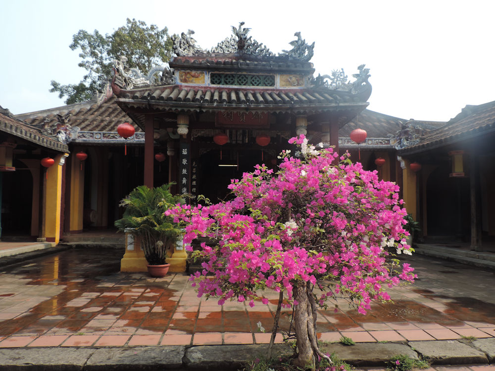 Patio de templo, Hoi An, Vietnam
