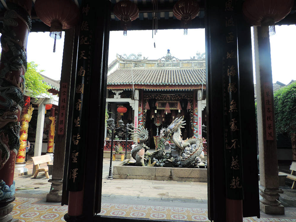 Patio de templo, Hoi An, Vietnam