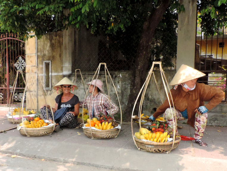 Vendedoras de frutas simuladas (para la foto con turistas), Hoi An, Vietnam