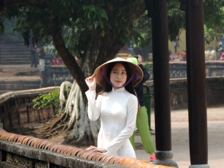 Beleza vietnamita em ensaio fotográfico no túmulo do Imperador Tu Duc, Hue, Vietnã.