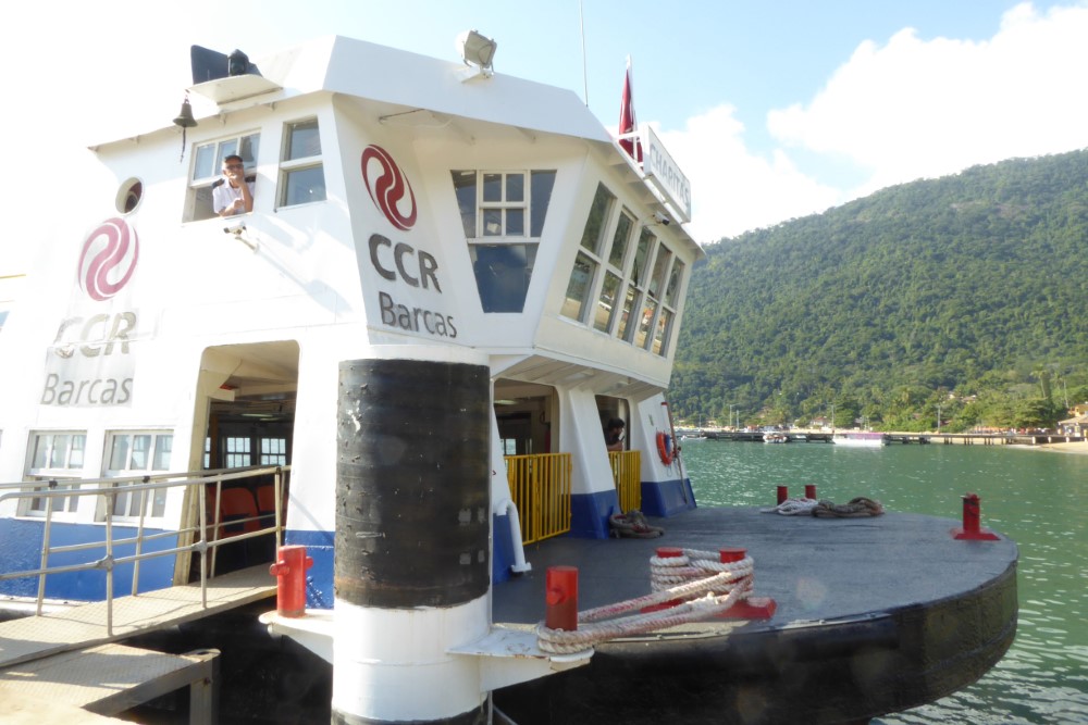 Barca lenta en el puerto de Playa de Abraão, Ilha Grande, Rio de Janeiro, Brasil