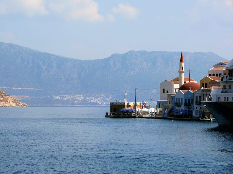 Isla de Kastelorizo, Megisti o Meis, Grecia. Turquía al fondo.