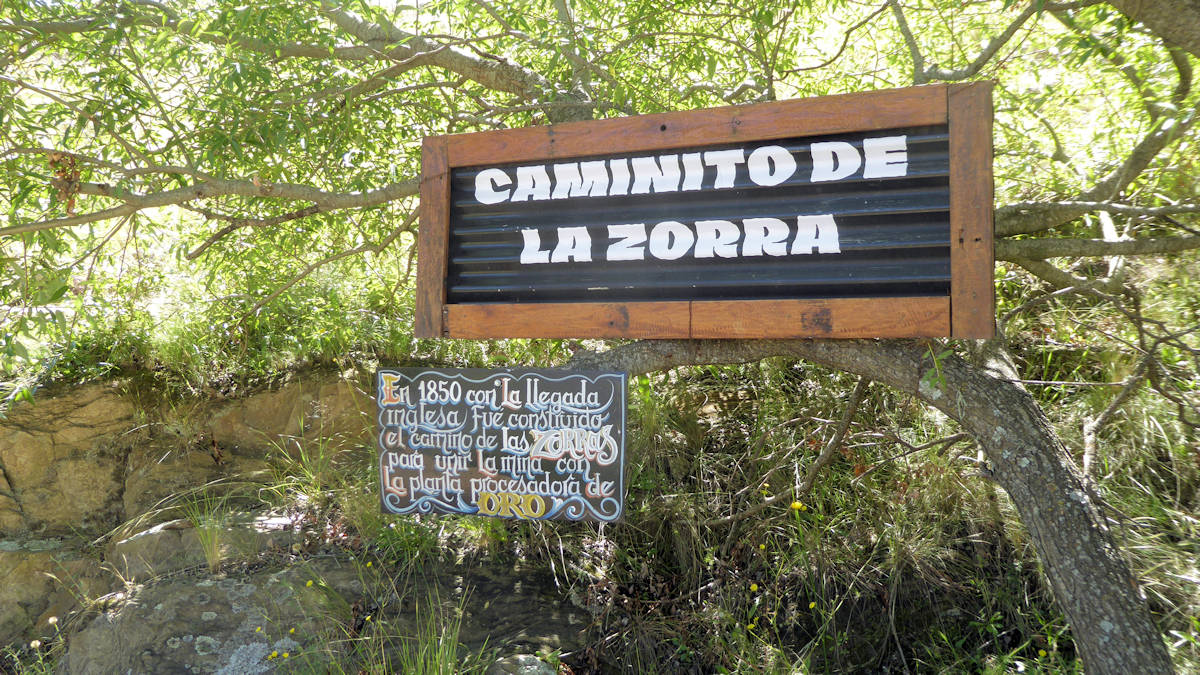 Entrada al Caminito de la zorra, La Carolina, Sierras de San Luis, Provincia de San Luis, Argentina