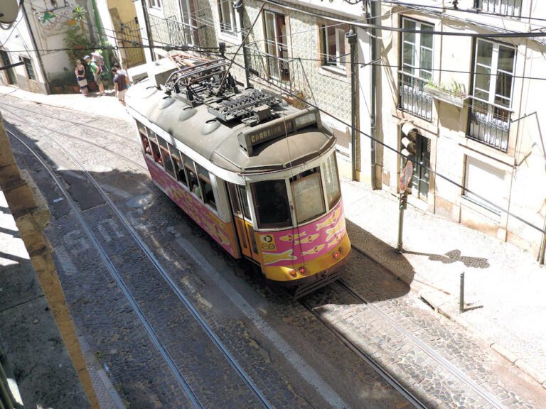 Antigo e turístico elétrico nº 28, Lisboa, Portugal