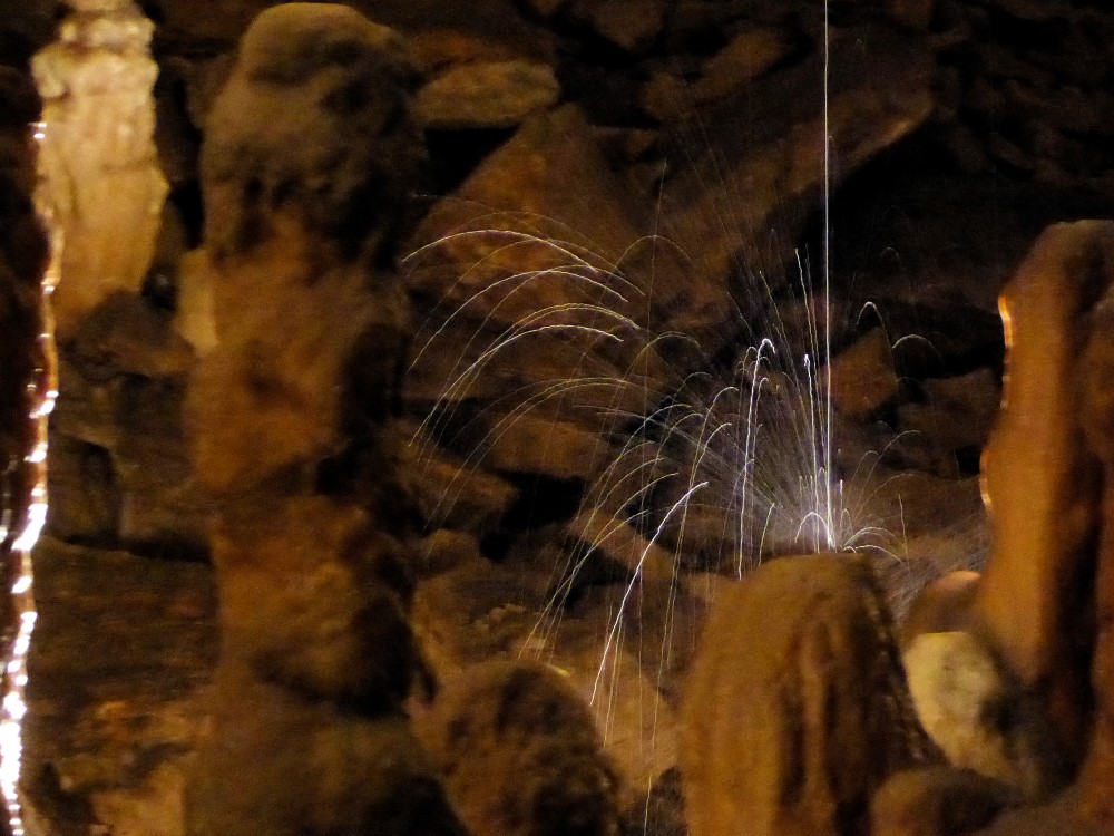 Agua gotendo en la Gruta de Postojna, Eslovenia
