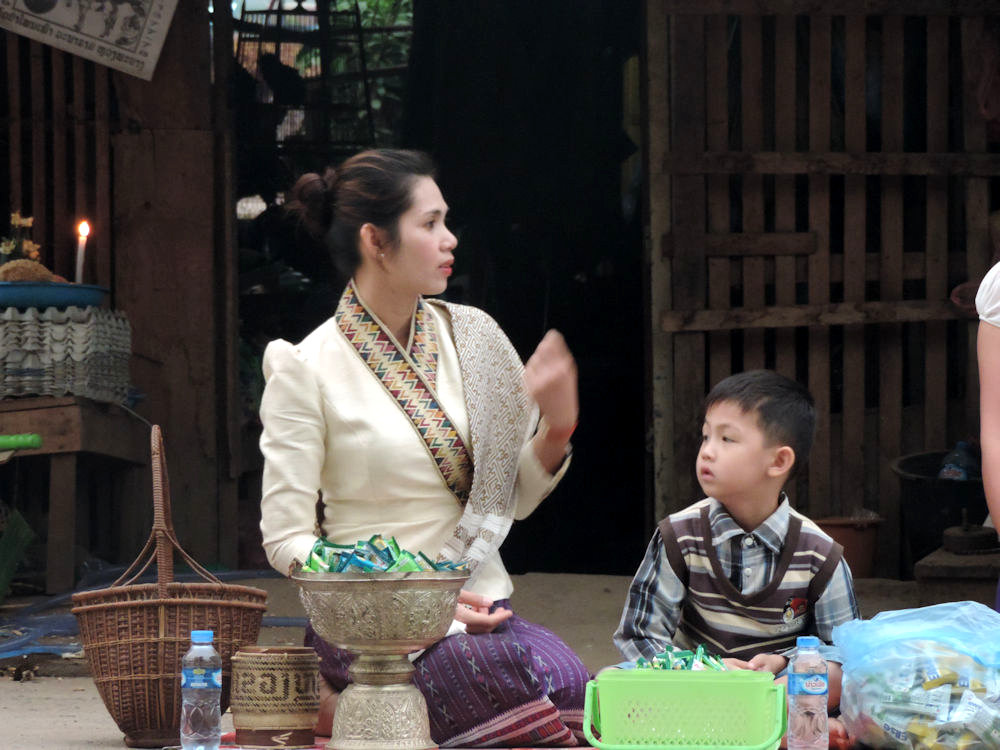 Señora laosiana con vestimenta de gala, ceremonia de la limosna, Luang Prabang, Laos