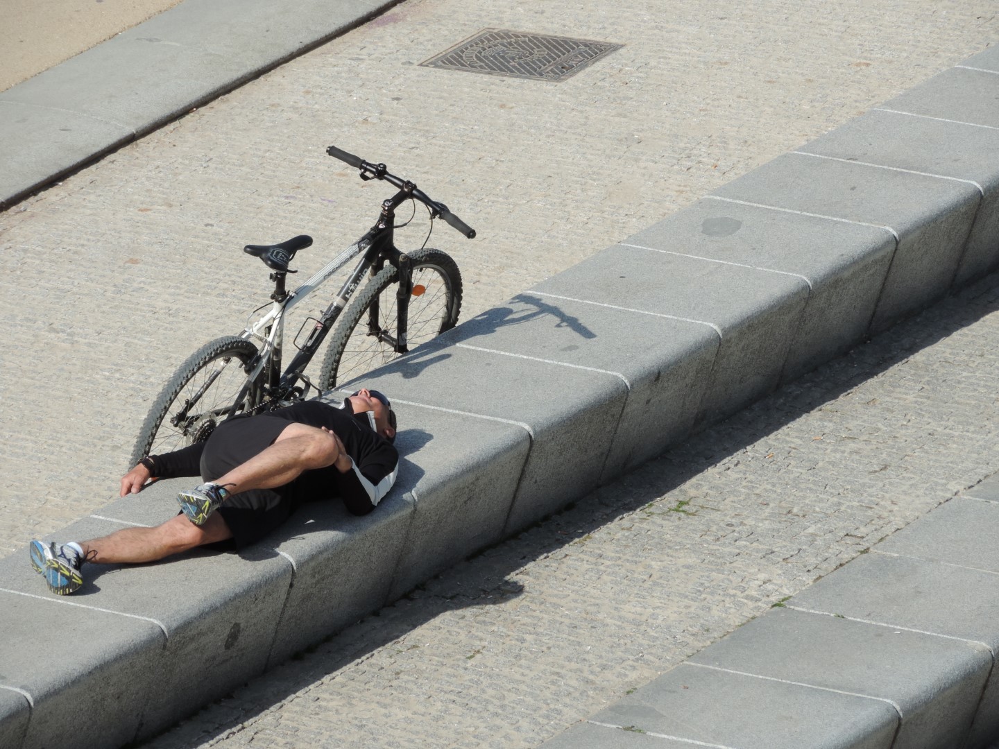 Ciclista às margens do rio Manzanares, Madrid, Espanha.