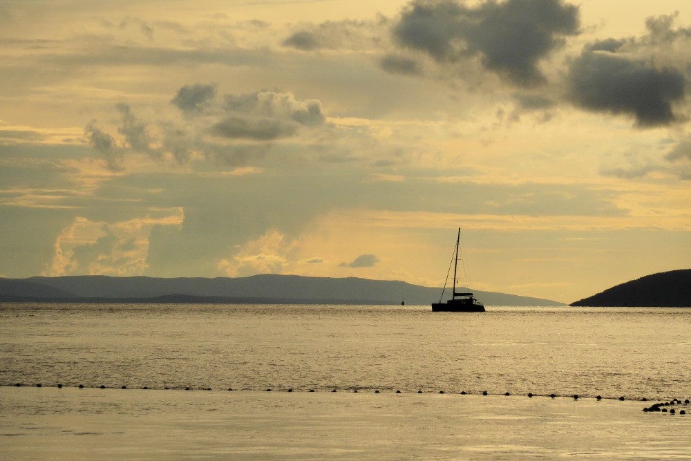 Pôr do sol na cidade de Makarska, Croácia.
