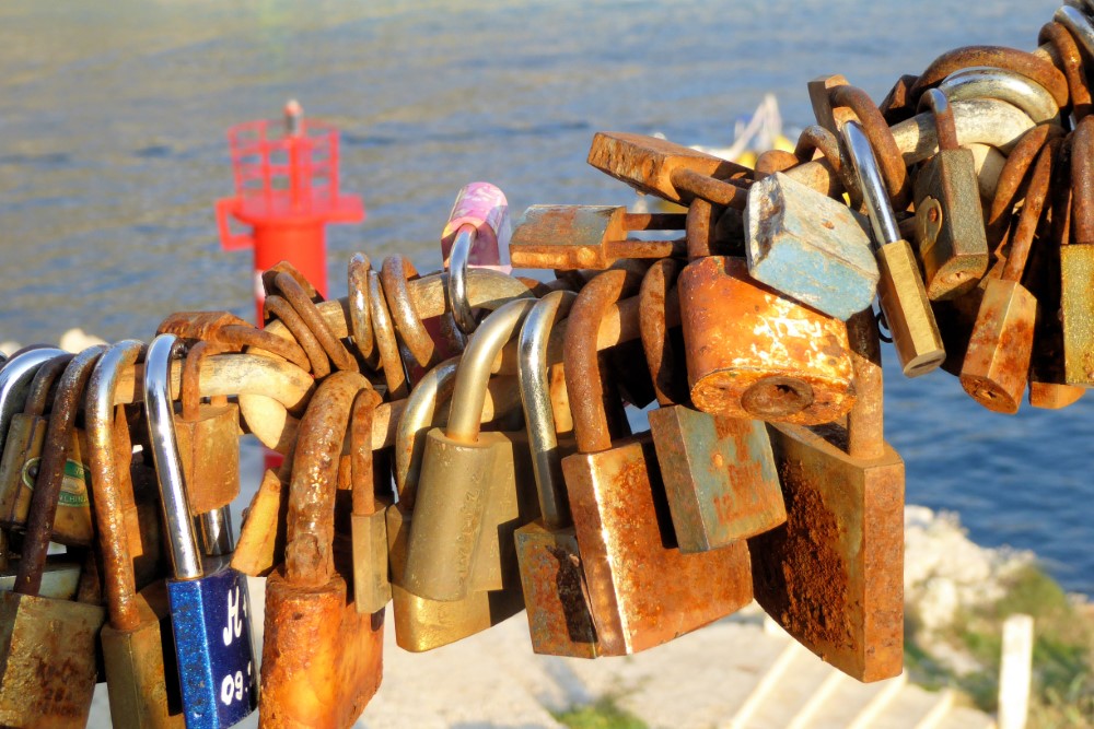 Cadeados no porto da cidade de Makarska, Croácia.