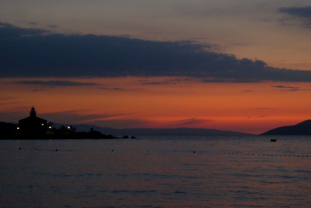 Pôr do sol em Makarska, Croácia