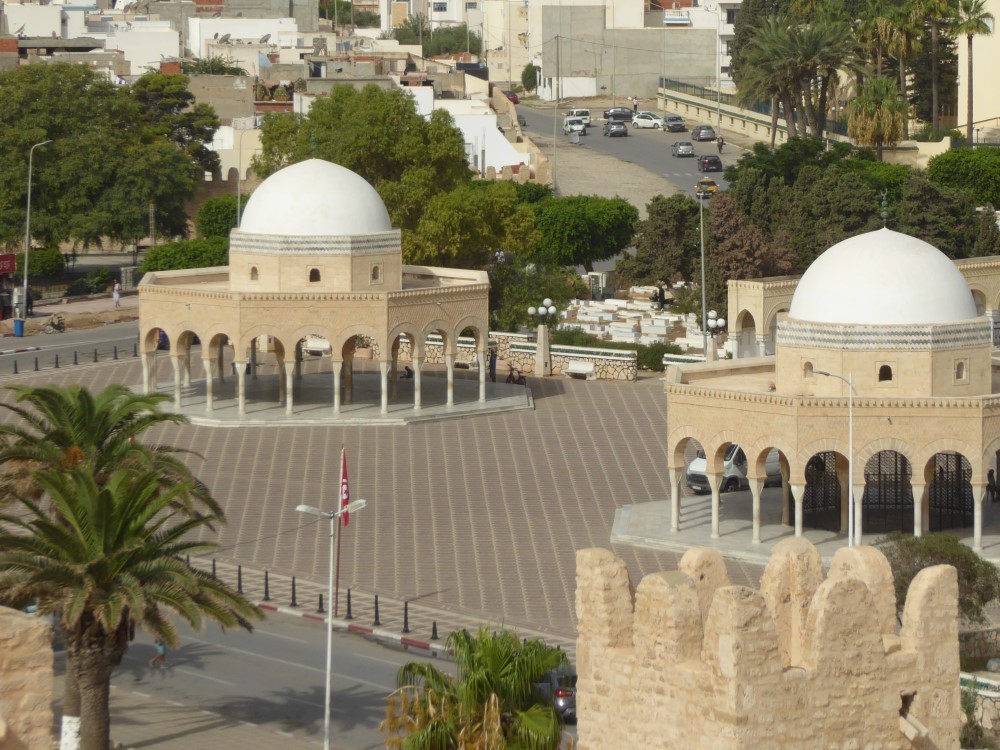 Tombes des martyrs monastiriens desde el ribat de Monastir, Túnez