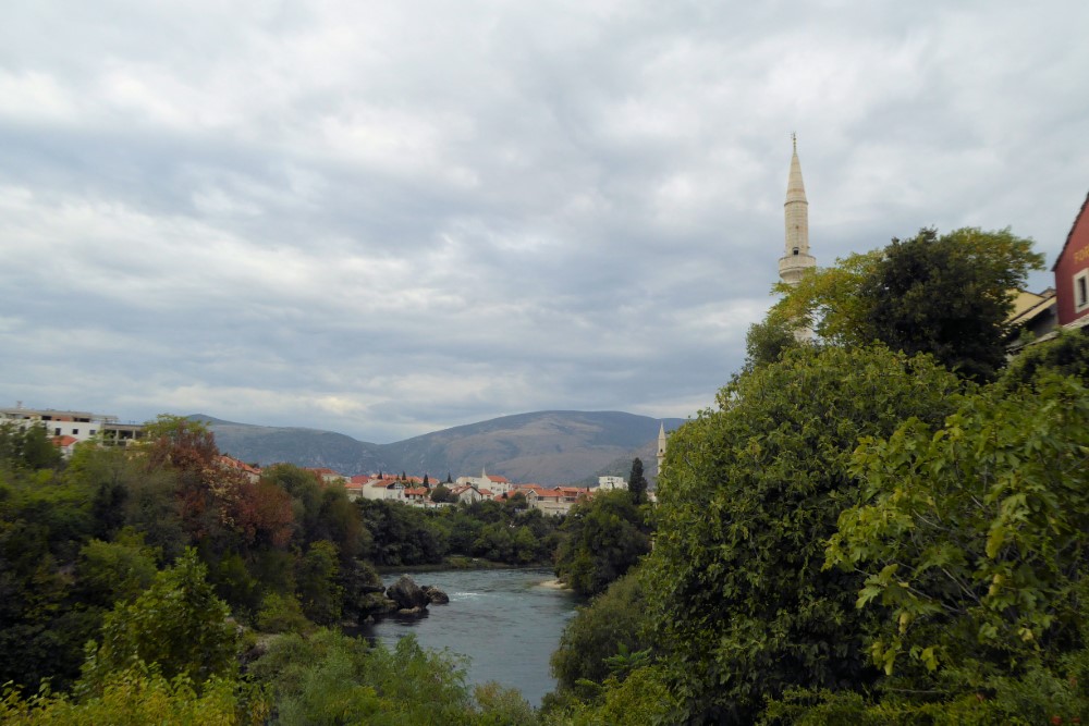 Rio Neretva en la Ciudad de Mostar, Bosnia y Herzegovina