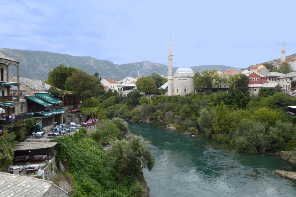 Rio Neretva en la Ciudad de Mostar, Bosnia y Herzegovina
