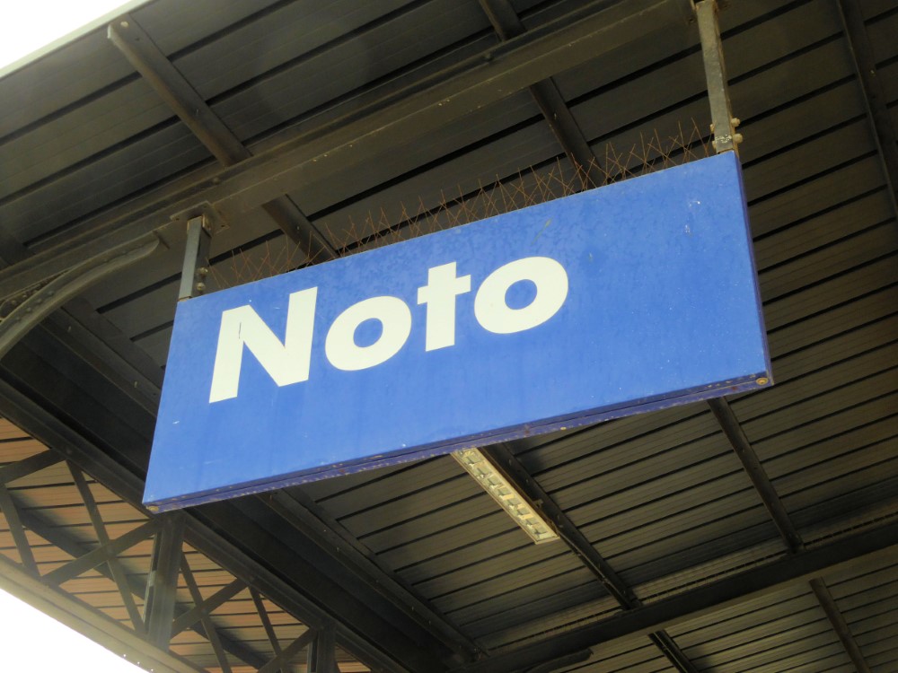 Estación de trenes de la Ciudad de Noto, Sicilia, Italia