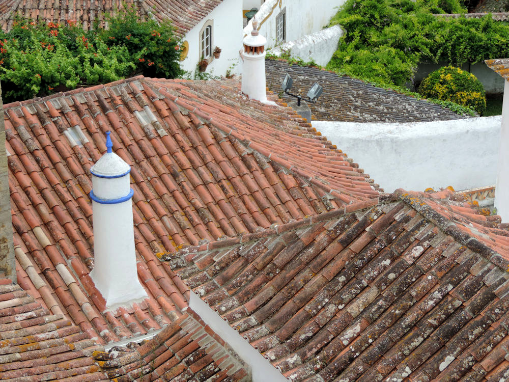 Techos y chimeneas en Óbidos, Portugal