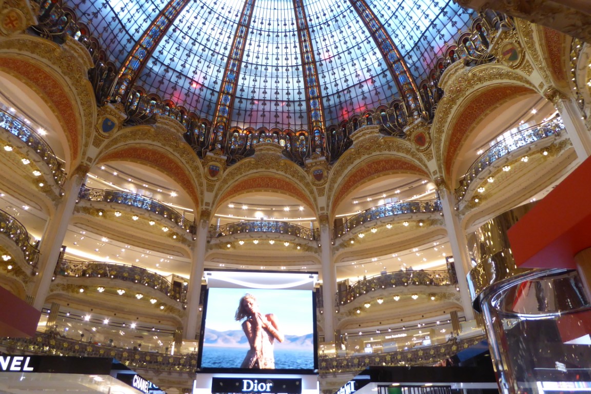 Interior de las Galerías Lafayette, Paris, Francia
