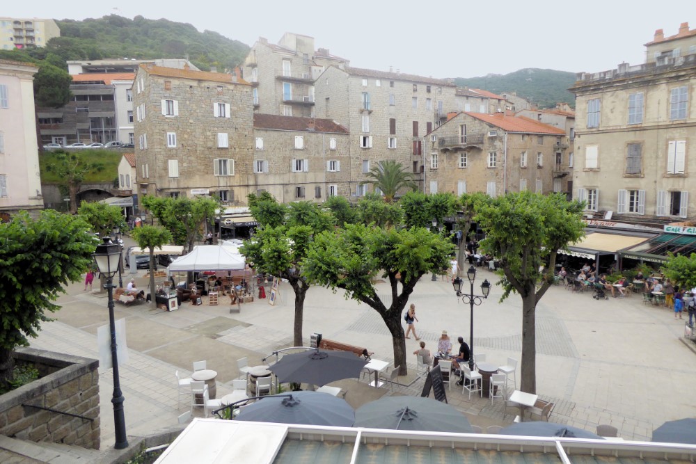 Plaza de Sartène, Córcega, Francia