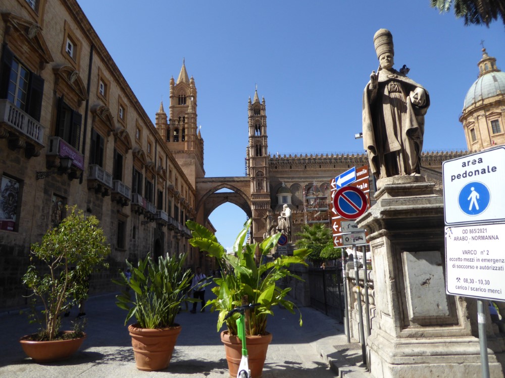 Via Matteo Bonello, desde la Via Vittorio Emanuele, Palermo, Sicilia, Italia
