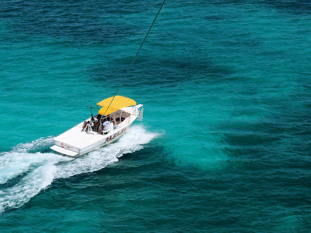 Lancha remolcando un parasail