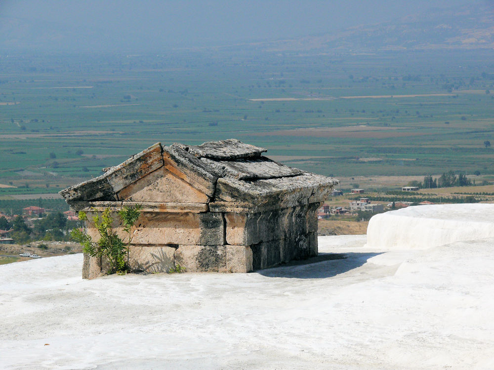Tumba semisepulta por los mineralees de Pamukkale, turquía