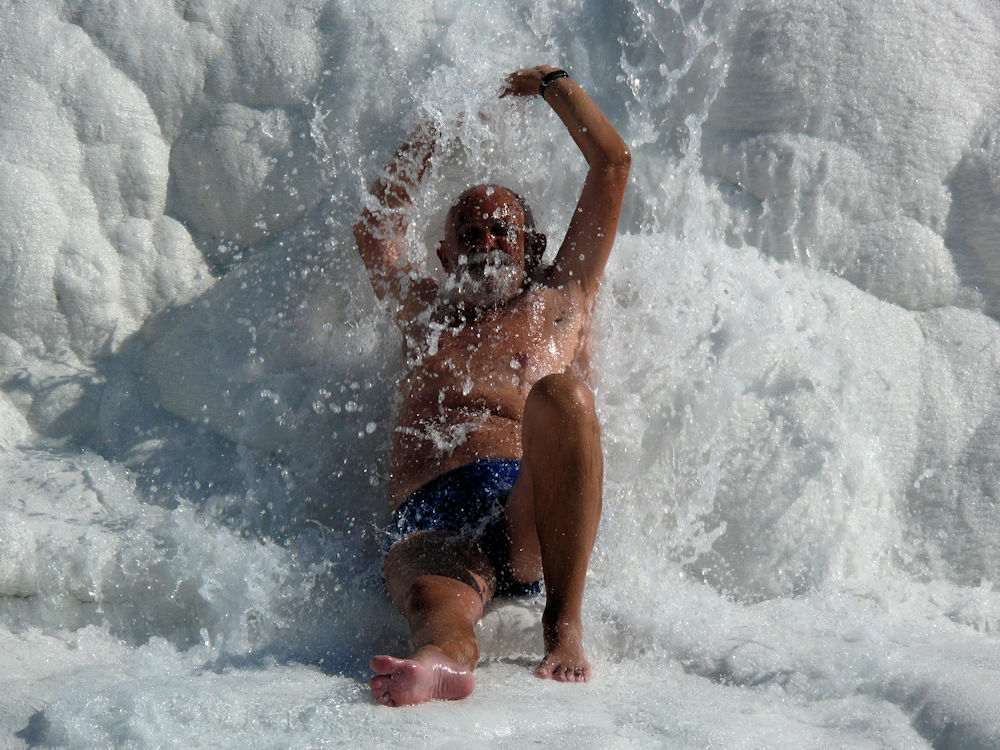 El autor disfrutando de las aguas templadas de Pamukkale, (castillo de algodón), Turquía