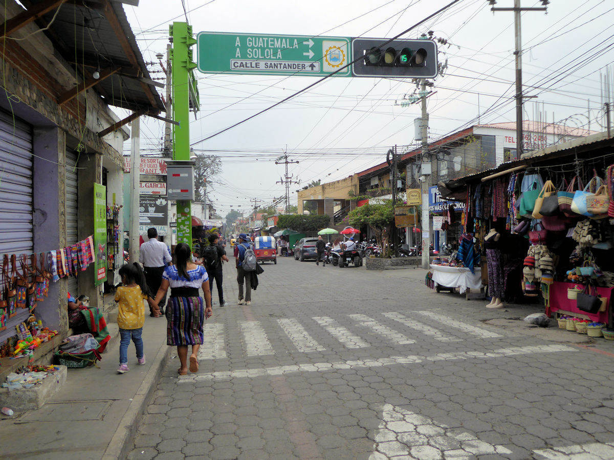 Calle Santander en Panajachel, Guatemala