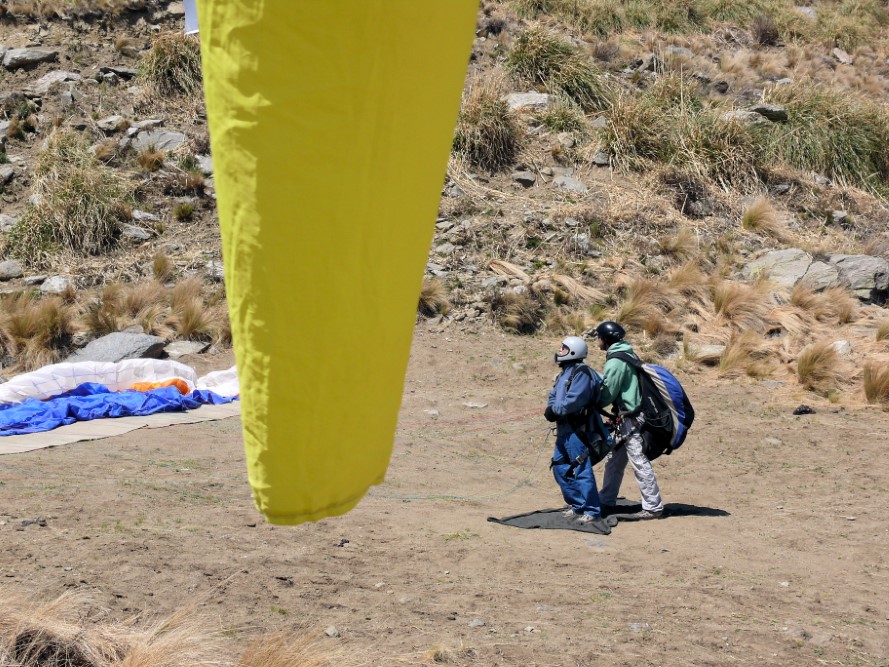 Preparativos de vuelo de Parapente Merlo en Merlo, San Luis