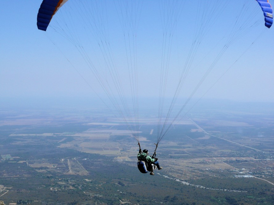 Parapente Merlo en vuelo en Merlo, San Luis