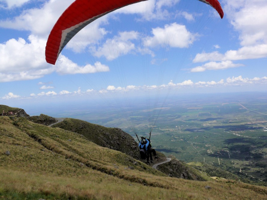 Parapente Merlo en vuelo en Merlo, San Luis