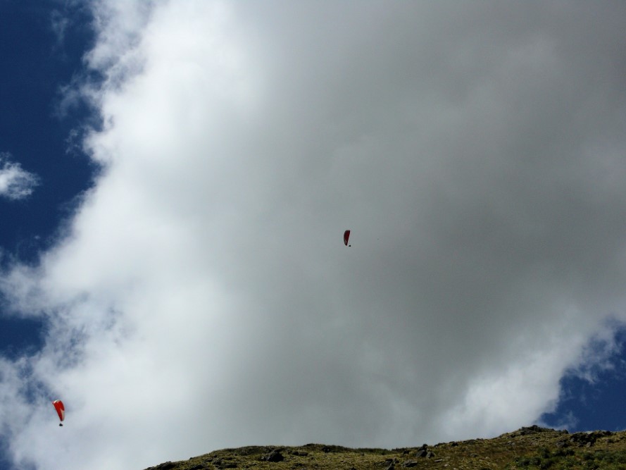 Parapentes en vuelo en Merlo, San Luis
