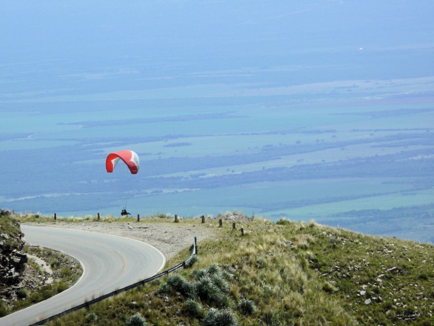 Parapente Merlo en vuelo en Merlo, San Luis