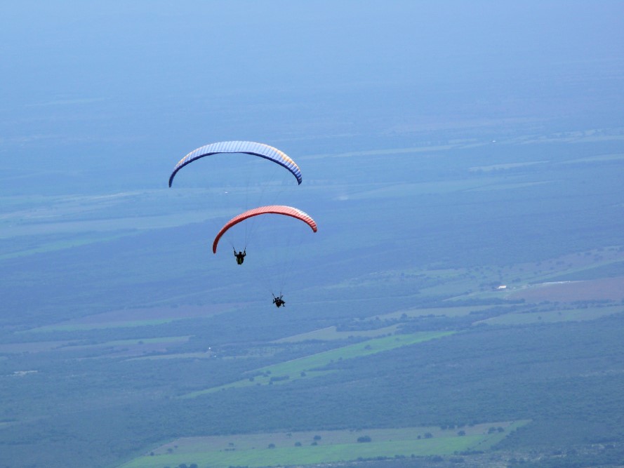 Parapentes en vuelo en Merlo, San Luis