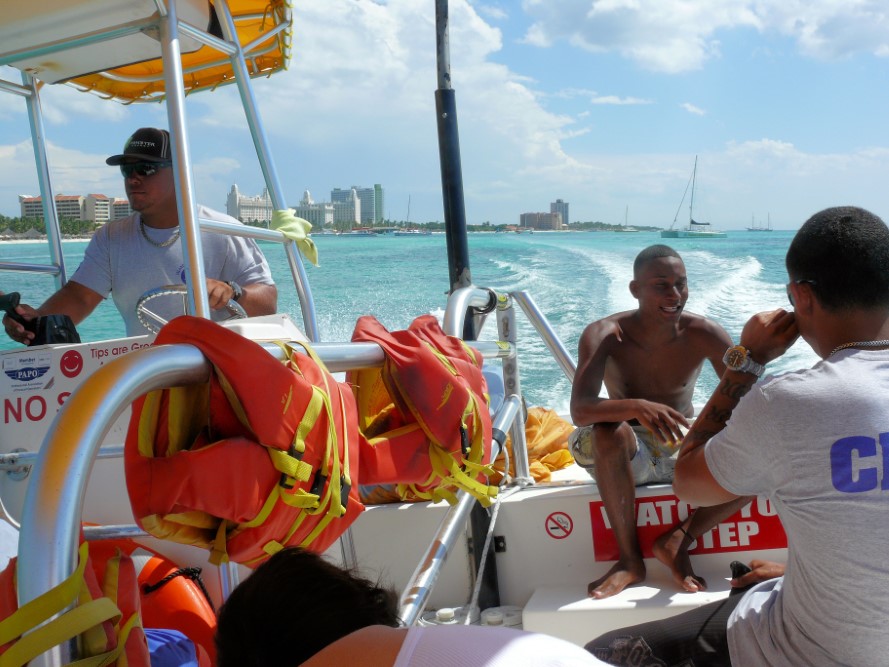 Preparativos para vuelo en parasail en Aruba