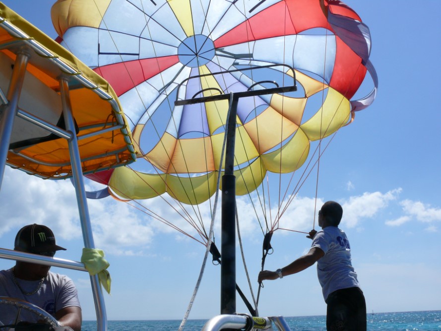 Preparativos para vuelo en parasail en Aruba