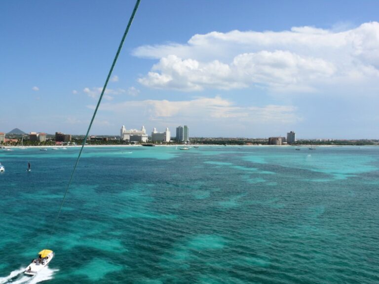 Vista de Palm Beach desde un parasail en Aruba