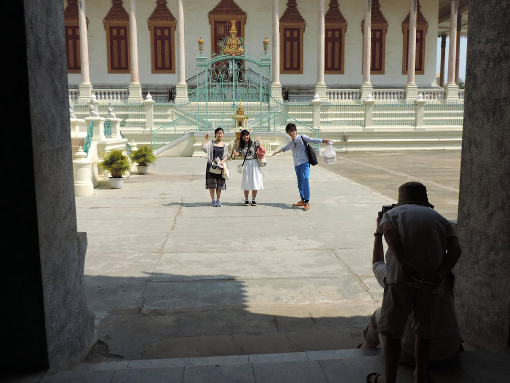 Turistas frente a la Pagoda de Plata, Palacio Real, Phnom Penh, Camboya