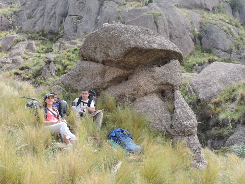 Los compañeros delante de la roca "El vasco", en las cumbres cortaderinas, Cortaderas, provincia de San Luis, Argentina