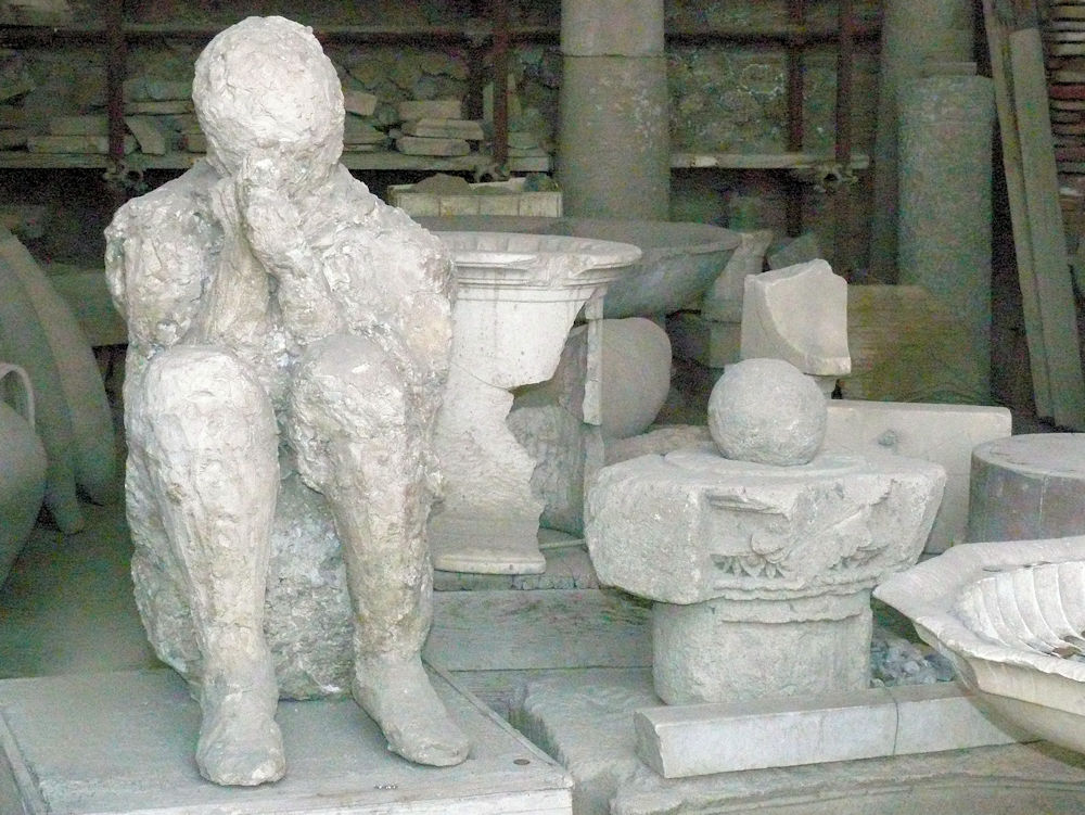 Vaciado en yeso de victima de la erupción del Vesubio, Ruinas de Pompeya, Pompeya, Nápoles, Italia