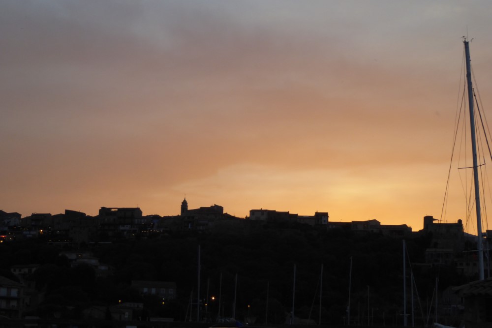 Atardecer en el Centro histórico de Portovecchio, Córcega, Francia