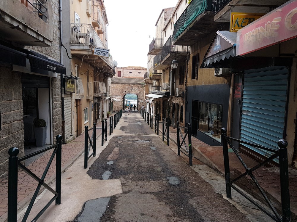 Calle de Portovecchio, Córcega, Francia