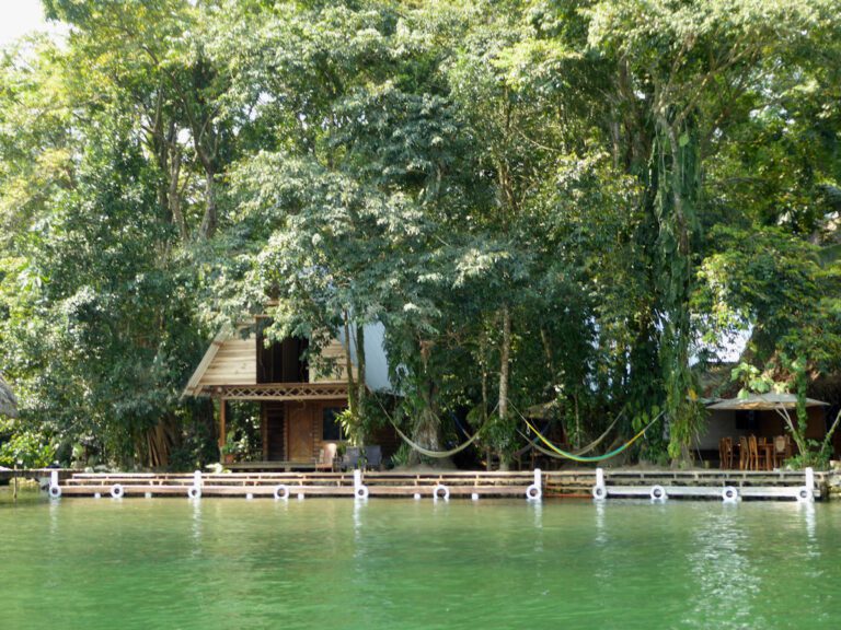 Viviendas en Rio Dulce, Guatemala