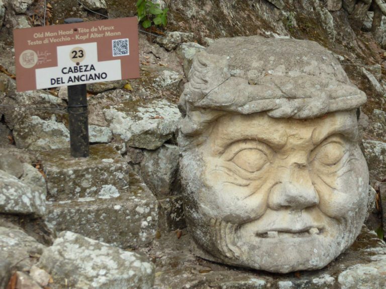 Talla en piedra "Cabeza de anciano", Sitio arqueológico de Copan Ruinas, HondurasEscultura em pedra "Cabeça de um velho", Sítio Arqueológico de Copán Ruinas, Honduras