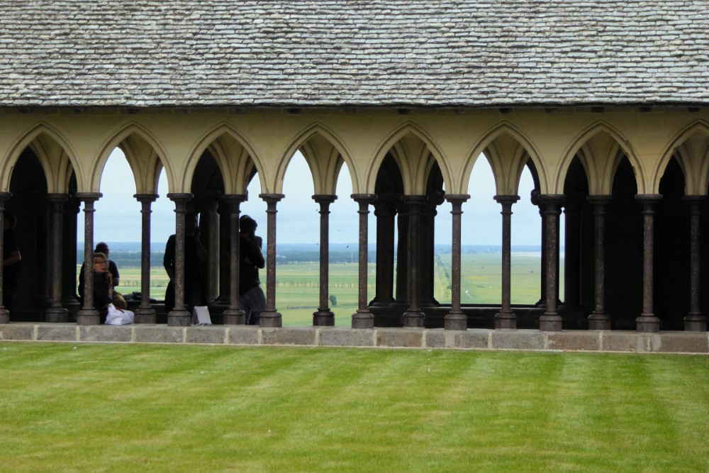 Claustro de la abadía de Mont Saint-Michel, Normandía, Francia