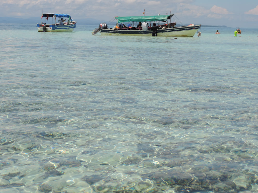 Embarcaciones en la piscina de las estrellas, San Blas, Panamá