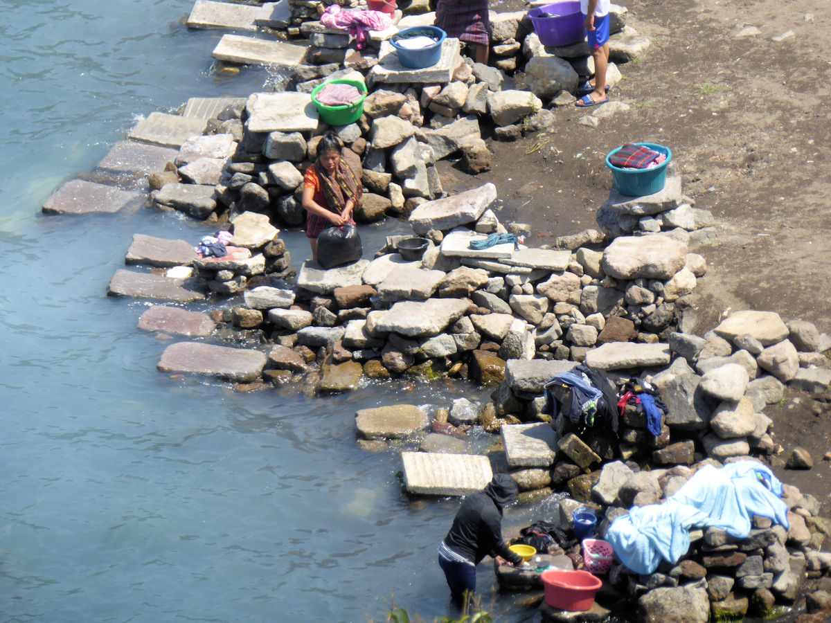 Lavanderas en el Lago Atitlán, Santiago Atitlán, Guatemala