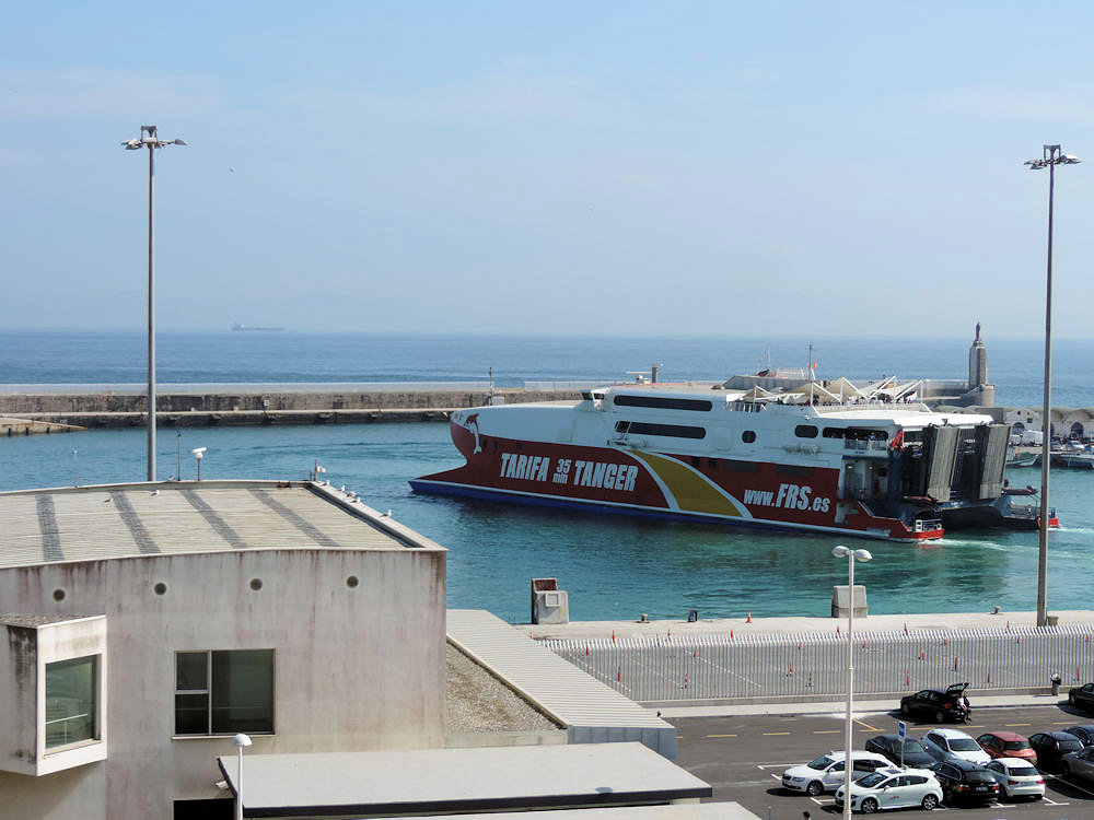 Ferry Tarifa - Tanger entrando al puerto de Tarifa, España