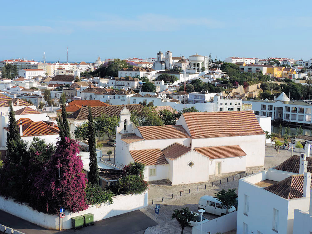 Vista de la ciudad de Tavira, Algarve de Portugal