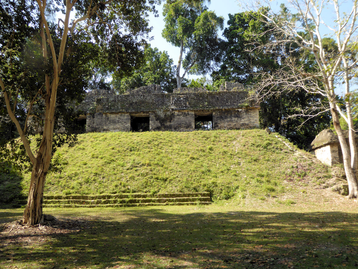 Estructura en Plaza de los siete templos, Tikal, Guatemala